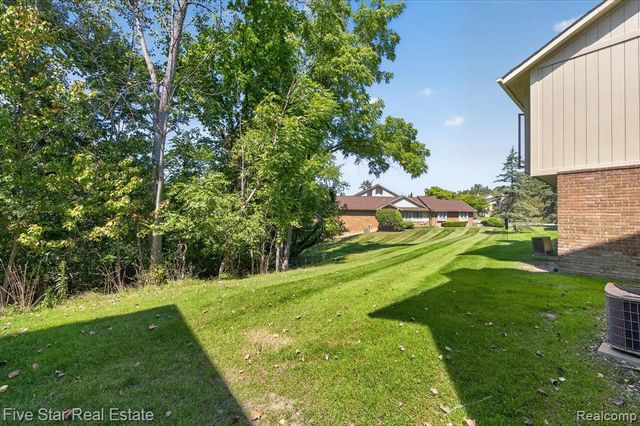 5610 Hillcrest Circle, West Bloomfield, MI 48322