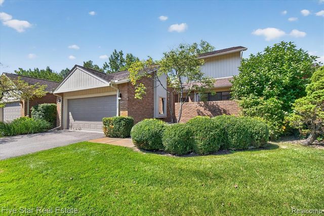 5610 Hillcrest Circle, West Bloomfield, MI 48322