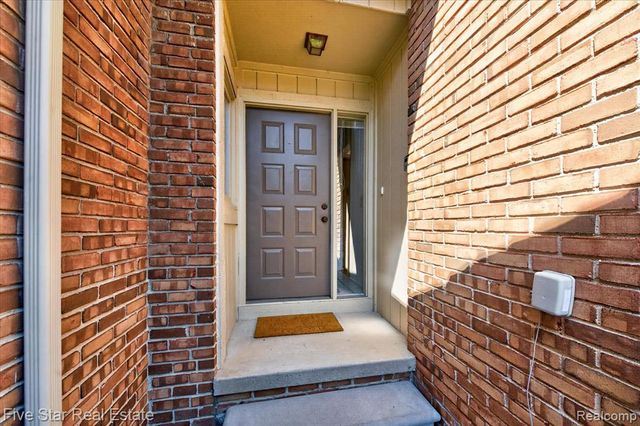 5610 Hillcrest Circle, West Bloomfield, MI 48322
