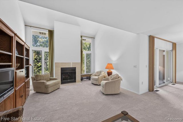 5610 Hillcrest Circle, West Bloomfield, MI 48322
