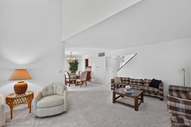 5610 Hillcrest Circle, West Bloomfield, MI 48322