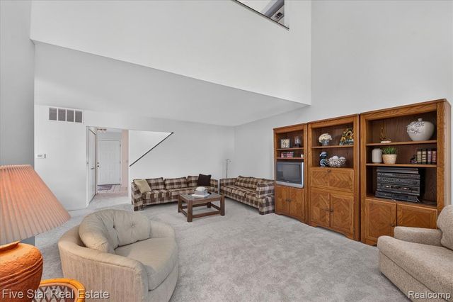 5610 Hillcrest Circle, West Bloomfield, MI 48322