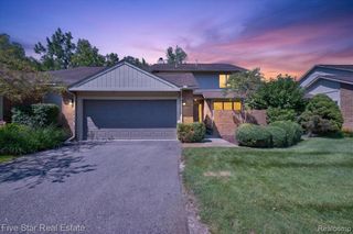 5610 Hillcrest Circle, West Bloomfield, MI 48322