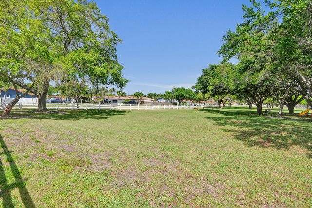 5810 SW 112th Way, Cooper City, FL 33330