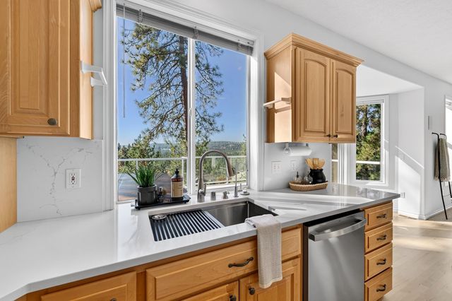 1306 E Blackwood Ln, Spokane, WA 99223