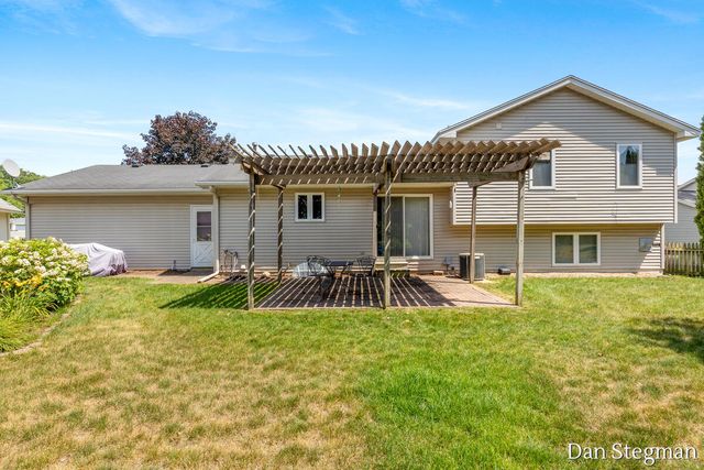 1421 Hollow Ridge Drive, Rockford, MI 49341