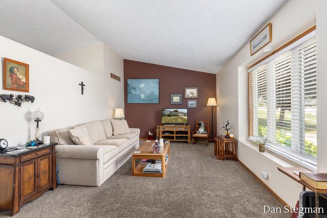 1421 Hollow Ridge Drive, Rockford, MI 49341