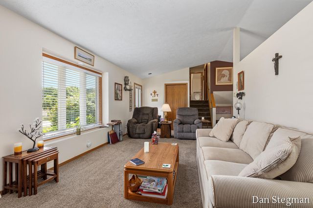 1421 Hollow Ridge Drive, Rockford, MI 49341