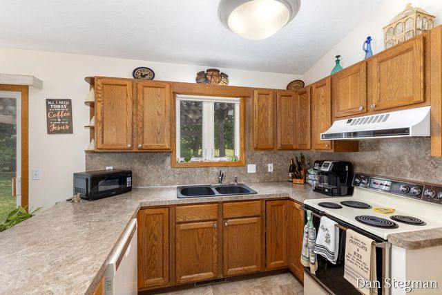 1421 Hollow Ridge Drive, Rockford, MI 49341