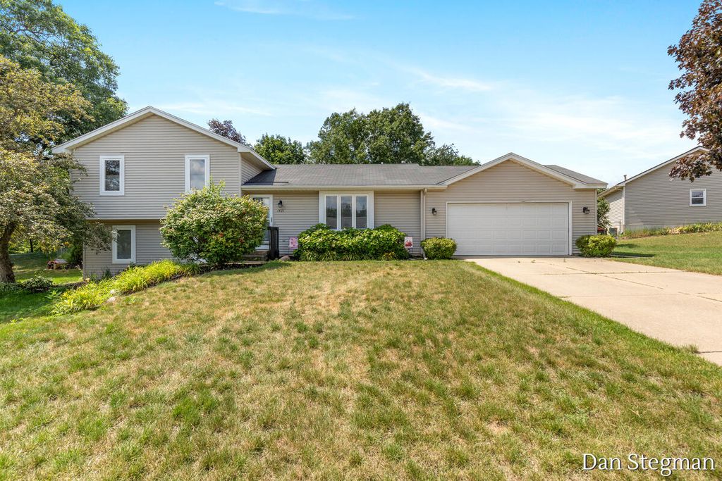 1421 Hollow Ridge Drive, Rockford, MI 49341