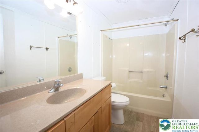 38 Oakwood Court, East Allen Twp, PA 18014