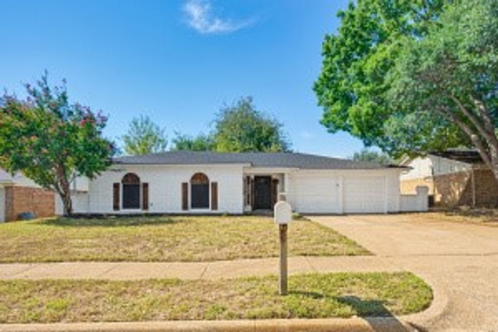 709 Charlyne Drive, Burleson, TX 76028 — exterior