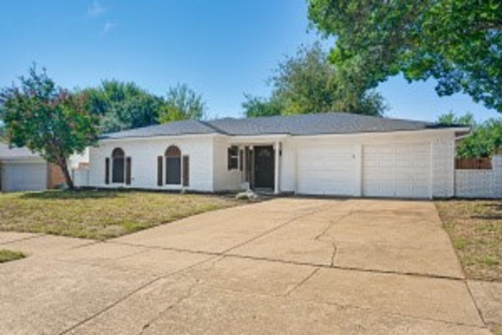 709 Charlyne Drive, Burleson, TX 76028 — photo 2