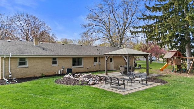 4028 Woodview DRIVE, Hubertus, WI 53033