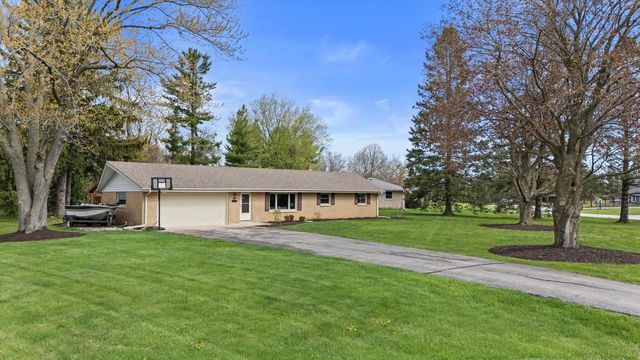 4028 Woodview DRIVE, Hubertus, WI 53033
