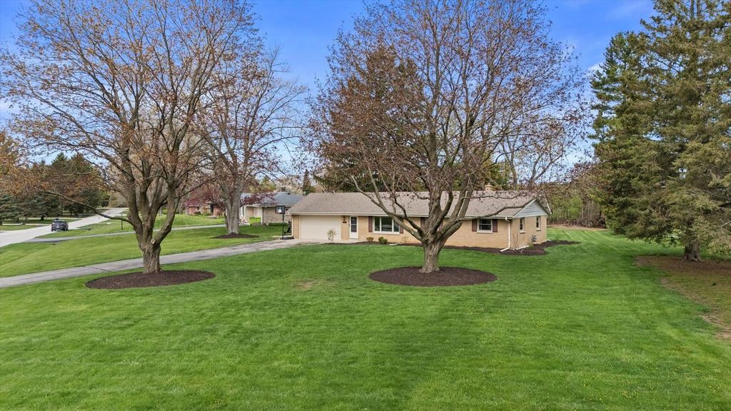 4028 Woodview DRIVE, Hubertus, WI 53033