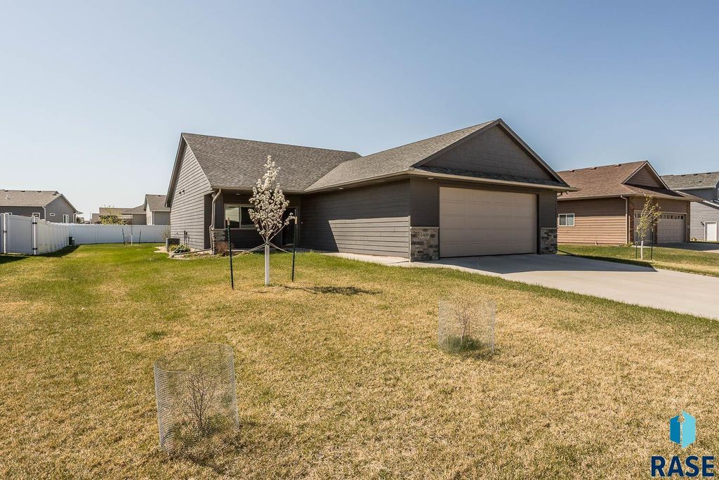 5409 S Woodsedge Trl, Sioux Falls, SD 57108