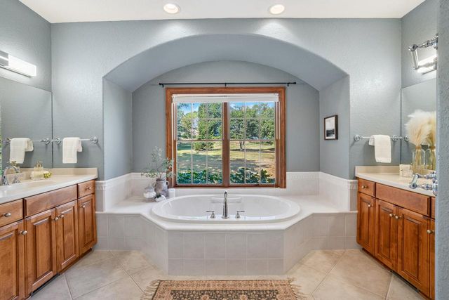 232 Steeple Pointe CIRCLE, Delafield, WI 53018