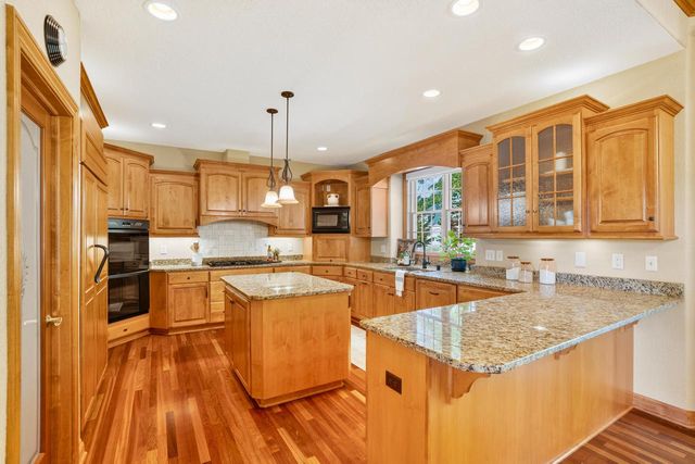 232 Steeple Pointe CIRCLE, Delafield, WI 53018