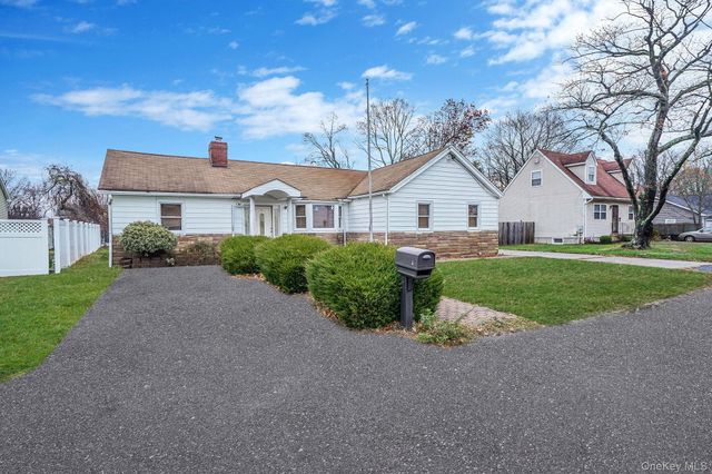 1 Holbrook Street, Bay Shore, NY 11706