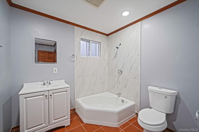 1 Holbrook Street, Bay Shore, NY 11706