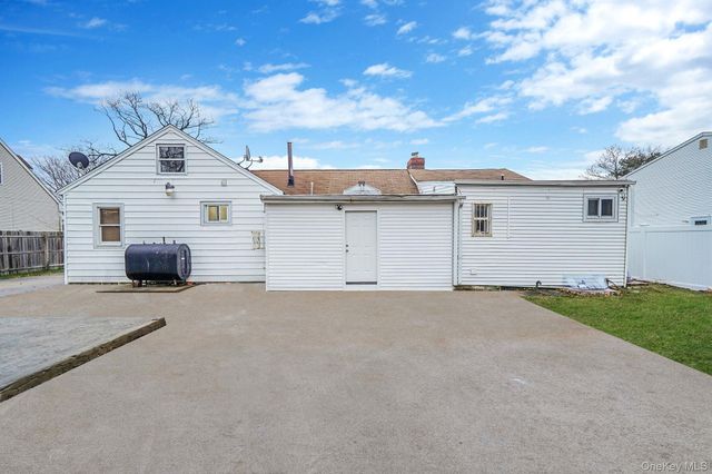 1 Holbrook Street, Bay Shore, NY 11706