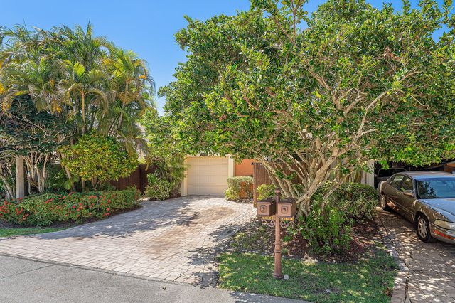 7627 Sierra Drive W, Boca Raton, FL 33433