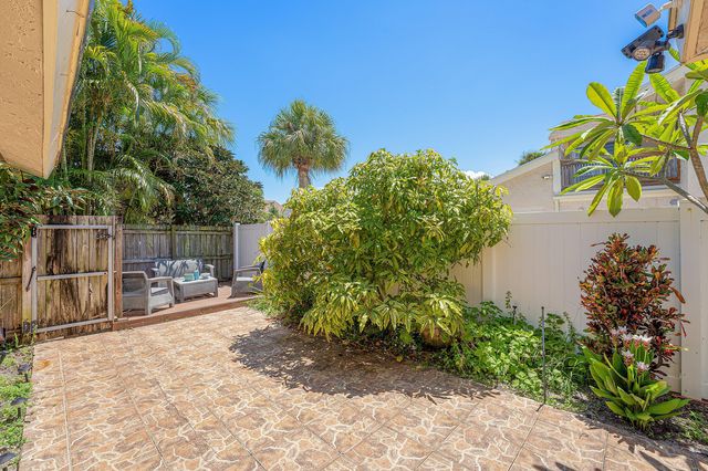 7627 Sierra Drive W, Boca Raton, FL 33433