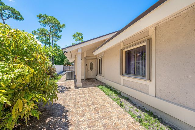 7627 Sierra Drive W, Boca Raton, FL 33433