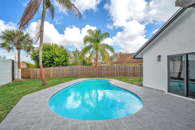2831 NW 111th Avenue, Sunrise, FL 33322