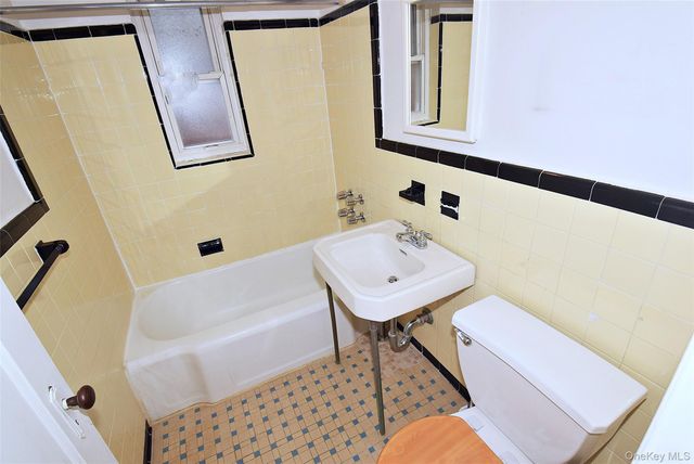 7516 197th Street, Fresh Meadows, NY 11366