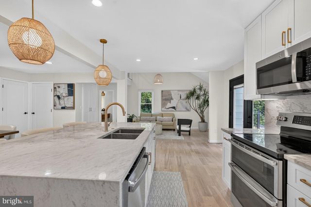 7411 CRESTBERRY LN, Bethesda, MD 20817