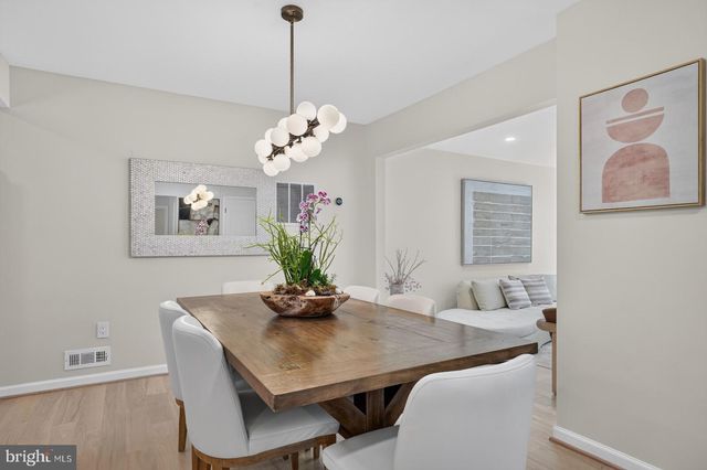 7411 CRESTBERRY LN, Bethesda, MD 20817
