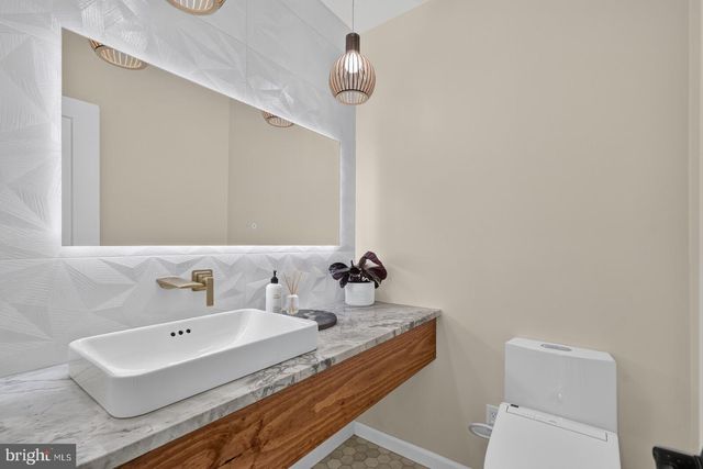 7411 CRESTBERRY LN, Bethesda, MD 20817