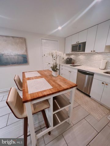 7411 CRESTBERRY LN, Bethesda, MD 20817