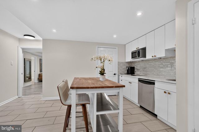 7411 CRESTBERRY LN, Bethesda, MD 20817