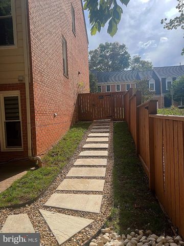 7411 CRESTBERRY LN, Bethesda, MD 20817