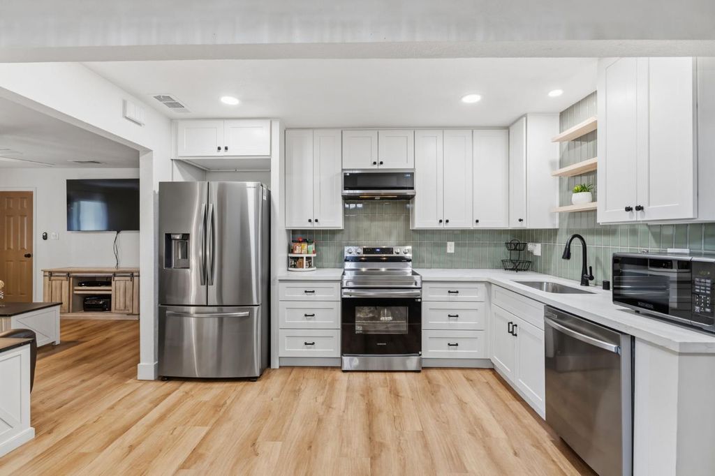 Image 15 of property listing at 1370 N Willow Avenue, Fresno, CA 93727