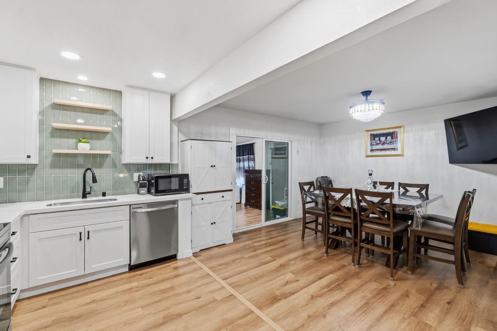 Image 17 of property listing at 1370 N Willow Avenue, Fresno, CA 93727