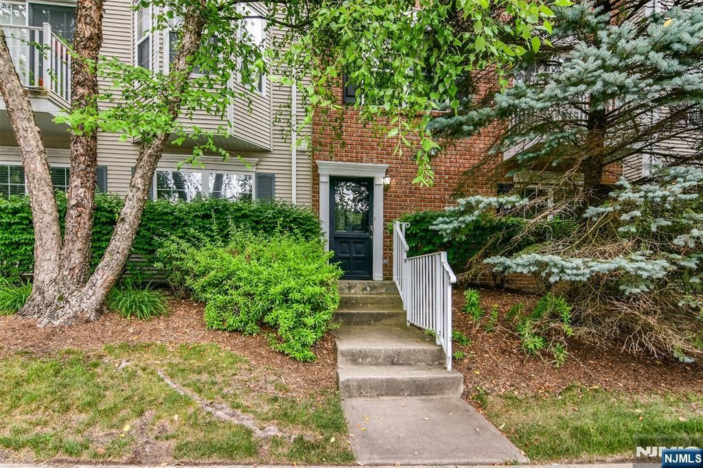 2055 Charles Court, Mahwah, NJ 07430