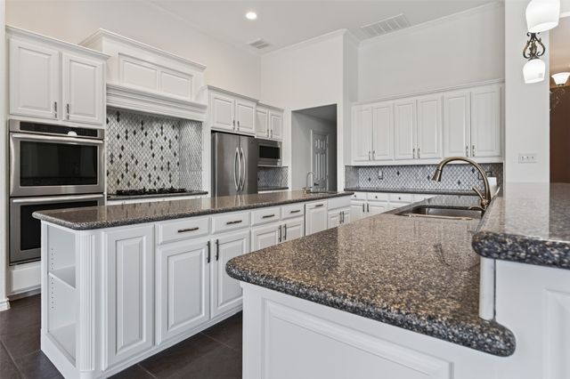 2612 Waters Edge Drive, Granbury, TX 76048