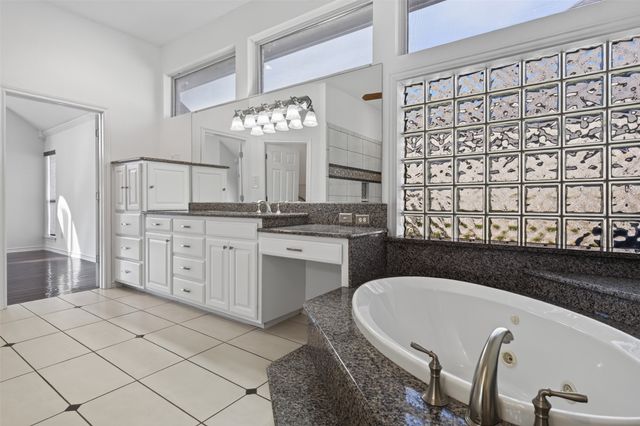 2612 Waters Edge Drive, Granbury, TX 76048