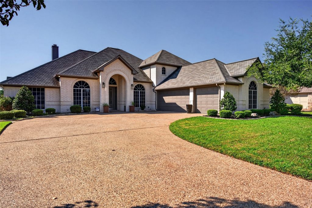 2612 Waters Edge Drive, Granbury, TX 76048