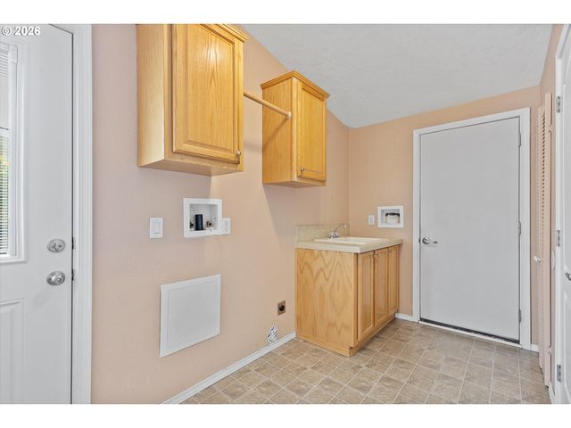 2854 Ne 46TH Loop, Lincoln City, OR 97367