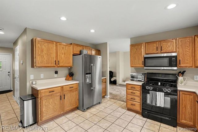2327 Hammerslea Road, Lake Orion, MI 48359