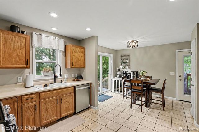 2327 Hammerslea Road, Lake Orion, MI 48359