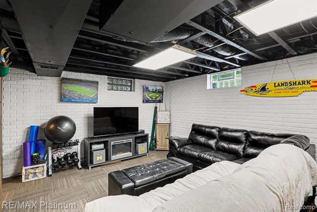 2327 Hammerslea Road, Lake Orion, MI 48359