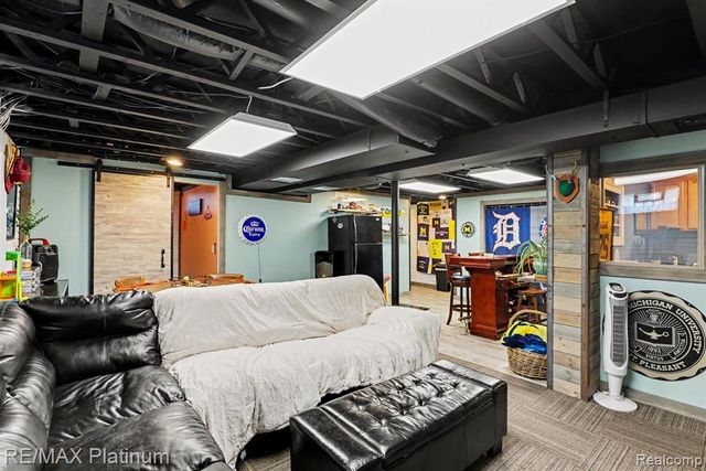 2327 Hammerslea Road, Lake Orion, MI 48359