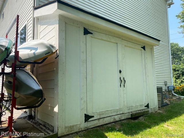 2327 Hammerslea Road, Lake Orion, MI 48359