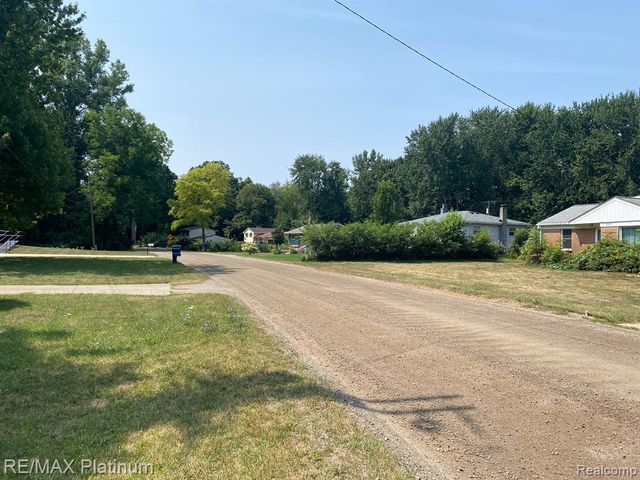 2327 Hammerslea Road, Lake Orion, MI 48359